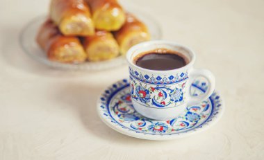 Hafif arka planda Türk kahvesi ve baklavası. Seçici odaklanma. Doğa.