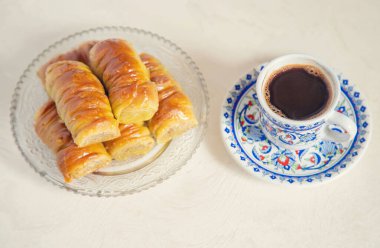 Hafif arka planda Türk kahvesi ve baklavası. Seçici odaklanma. Doğa.