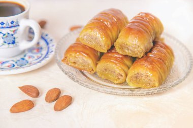 Hafif arka planda Türk kahvesi ve baklavası. Seçici odaklanma. Doğa.