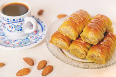 Hafif arka planda Türk kahvesi ve baklavası. Seçici odaklanma. Doğa.