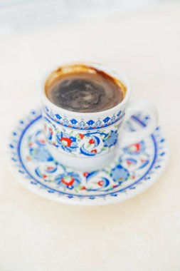 Hafif arka planda Türk kahvesi. Seçici odaklanma. iç.