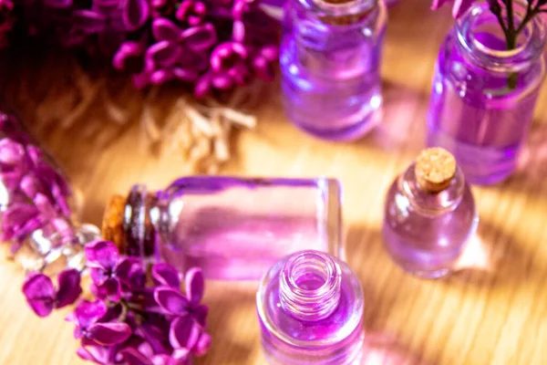 Лиловое масло в маленьких бутылках. селективный фокус — стоковое фото