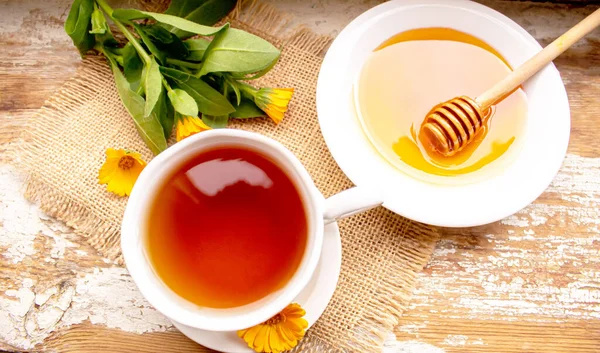 蜂蜜加蒲公英 一杯有蒲公英的茶 有选择的重点 — 图库照片