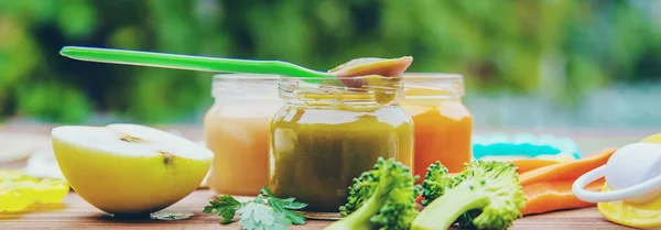 Comida Para Bebés Puré Verduras Frutas Frascos Enfoque Selectivo — Foto de Stock