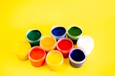 Plastik kavanozlarda 10 renk guaj seti.