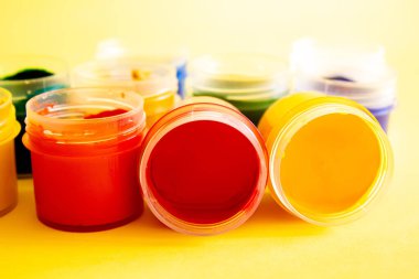 Plastik kavanozlarda 10 renk guaj seti.