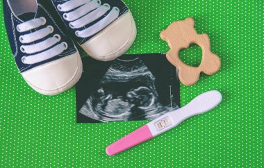 Bir bebeğin ultrason fotoğrafı. Seçici odaklanma. Doğa.