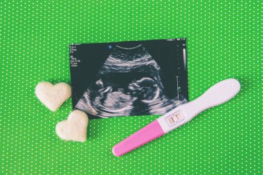 Bir bebeğin ultrason fotoğrafı. Seçici odaklanma. Doğa.