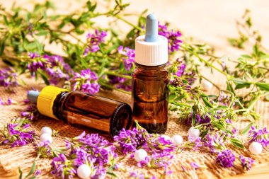 Homeopati, bitkiler ve özleri. Seçici odak.