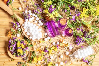 Homeopati, bitkiler ve özleri. Seçici odak.