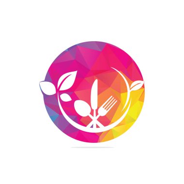 Sağlıklı gıda logo şablonu vektörü. kaşık, çatal ve yeşil yapraklı organik gıda logosu tasarımı.