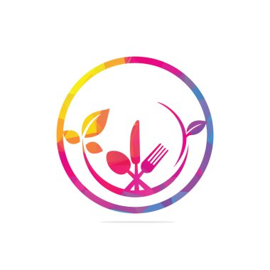 Sağlıklı gıda logo şablonu vektörü. kaşık, çatal ve yeşil yapraklı organik gıda logosu tasarımı.