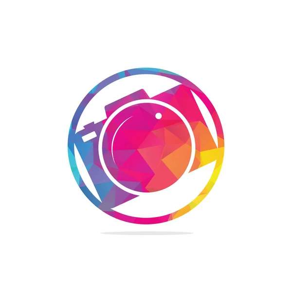 Kamera logosu vektör illüstrasyonu. Moda tasarım tarzında fotoğraf makinesi simgesi. Fotoğraf kamerası simgesi beyaz arkaplanda izole edildi.