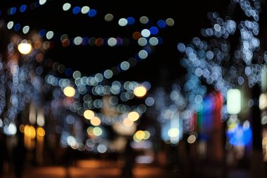 Bulanık tatil ışıkları, cadde boyunca çelenkler.