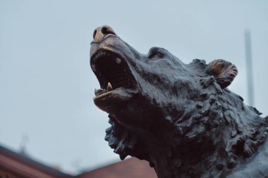 Ayının kafasının bronz heykeli, bulutlu havada Yaroslavl şehrinin bir sembolü.