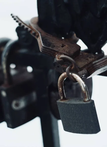 柵の上に手錠をかけるラスティロック — ストック写真