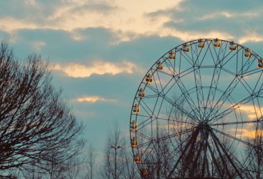 Yaroslavl 'daki dönme dolabın akşam manzarası