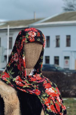 Manken, Shrovetide için Rus başörtüsü giymişti.