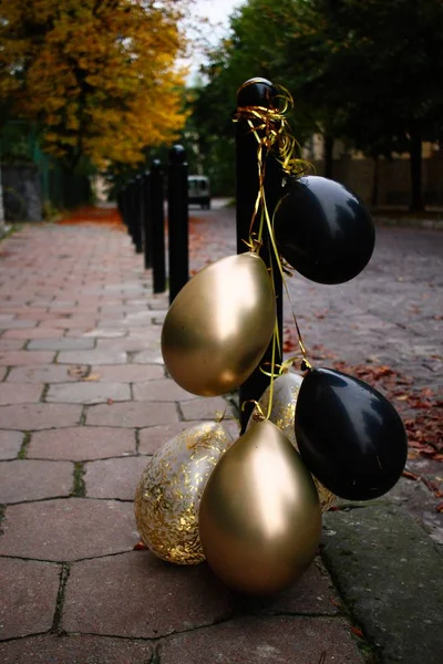 siyah ve altın balonlar