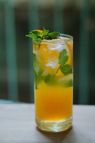 Naneli yaz portakal suyu kokteyli. 