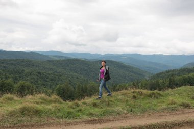 Dağlar Karpatlar kadında. Ukrayna. 