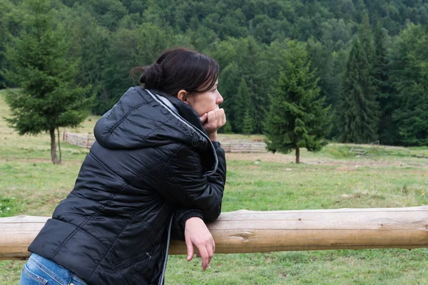 Dağlar Karpatlar kadında. Ukrayna. 
