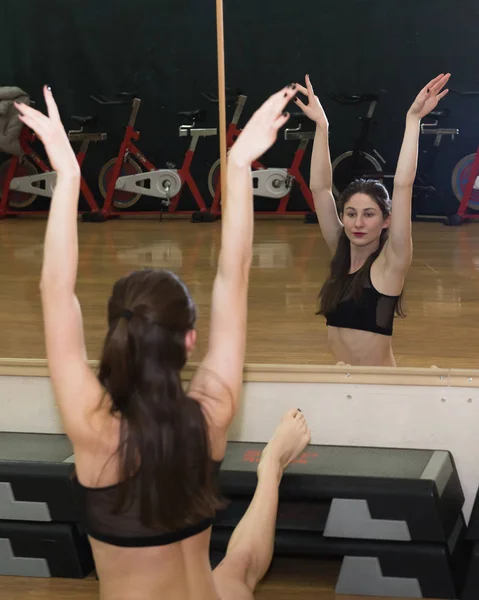 Mujer en entrenamiento en el gimnasio . — Foto de Stock