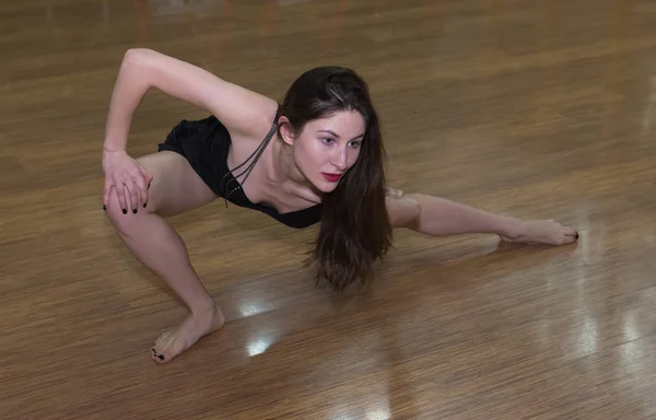 Femme en entraînement dans la salle de gym . — Photo