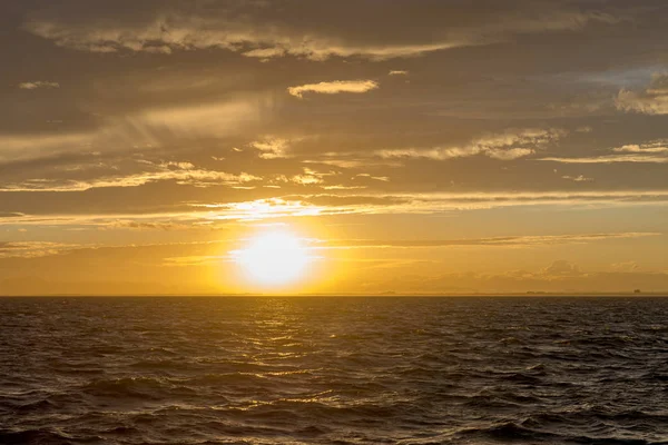 Aurinko laski meressä ukkosmyrskyn jälkeen. La Mangalle. Espanja . — kuvapankkivalokuva