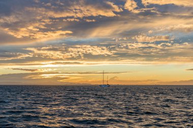 Denize bir fırtına sonra günbatımı. La Manga. İspanya.