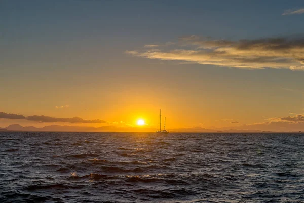 ヨットと海の夕日。ラ マンガ。スペイン. — ストック写真