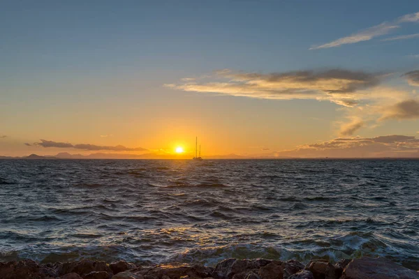 Navegando iate e pôr do sol no mar. La Manga. Espanha . — Fotografia de Stock