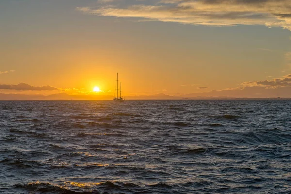 Purjehdus ja auringonlasku meressä. La Mangalle. Espanja . — kuvapankkivalokuva