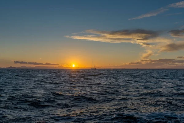 Yacht a vela e tramonto in mare. La Manga. Spagna . — Foto Stock