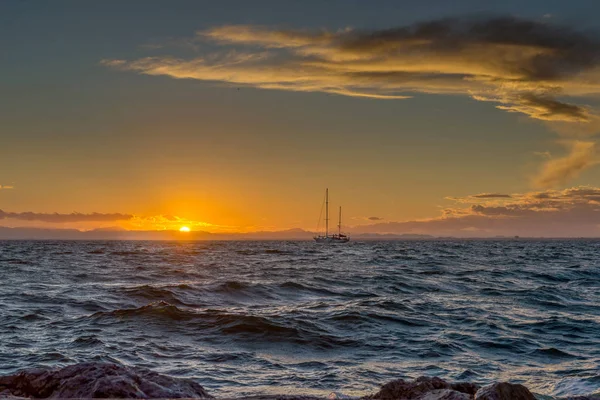 Jacht i zachód słońca w morzu. La Manga. Hiszpania. — Zdjęcie stockowe