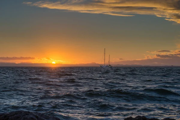 Yate de vela y puesta de sol en el mar. La Manga. España . — Foto de Stock