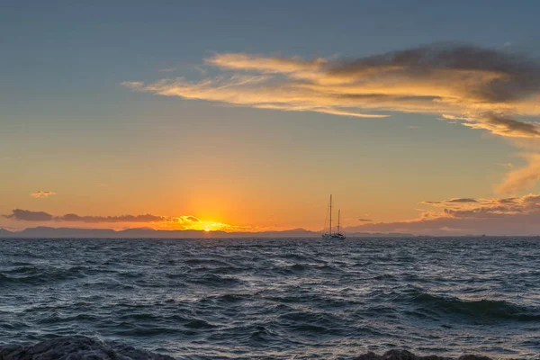 Yacht a vela e tramonto in mare. La Manga. Spagna . — Foto Stock