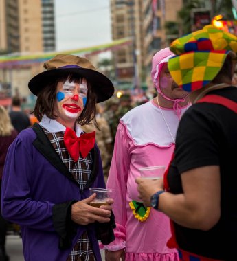 Benidorm İngilizce kıyafet partisi. 12 Kasım 2015. Benidorm. Valencia bölgesi. Spain.One büyük yıl ve mutlaka herkesin katılmak ve giyinmek vurgulamaktadır. 20 yıl önce bu geleneği başladı.