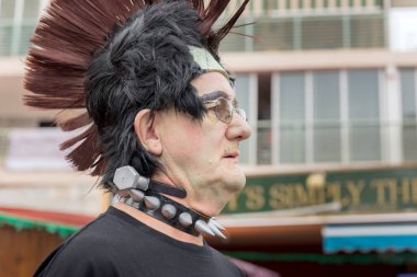 Benidorm İngilizce kıyafet partisi. 12 Kasım 2015. Benidorm. Valencia bölgesi. Spain.One büyük yıl ve mutlaka herkesin katılmak ve giyinmek vurgulamaktadır. 20 yıl önce bu geleneği başladı.