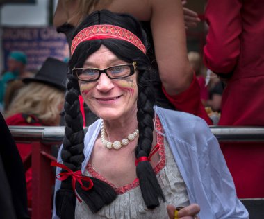 Benidorm İngilizce kıyafet partisi. 12 Kasım 2015. Benidorm. Valencia bölgesi. İspanya. Avrupa'nın en büyük olduğunu! Benidorm Fiesta Kasım ayında tamamladıktan sonra. 20 yıl önce bu geleneği başladı.