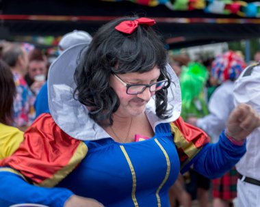 Benidorm İngilizce kıyafet partisi. 12 Kasım 2015. Benidorm. Valencia bölgesi. İspanya. Avrupa'nın en büyük olduğunu! Benidorm Fiesta Kasım ayında tamamladıktan sonra. 20 yıl önce bu geleneği başladı.