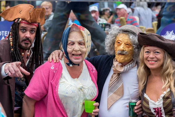 Benidorm İngilizce kıyafet partisi. 12 Kasım 2015. Benidorm. Valencia bölgesi. İspanya. Avrupa'nın en büyük olduğunu! Benidorm Fiesta Kasım ayında tamamladıktan sonra. 20 yıl önce bu geleneği başladı.