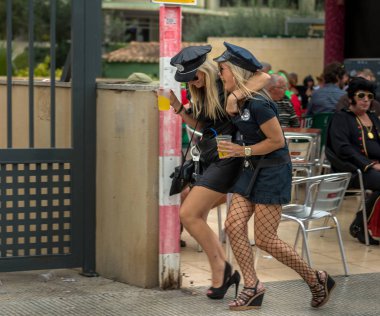 Benidorm İngilizce kıyafet partisi. 12 Kasım 2015. Benidorm. Valencia bölgesi. İspanya. Avrupa'nın en büyük olduğunu! Benidorm Fiesta Kasım ayında tamamladıktan sonra. 20 yıl önce bu geleneği başladı.