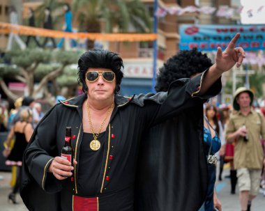 Benidorm İngilizce kıyafet partisi. 12 Kasım 2015. Benidorm. Valencia bölgesi. İspanya. . 20 yıl önce bu geleneği başladı.