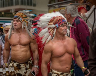 Benidorm İngilizce kıyafet partisi. 12 Kasım 2015. Benidorm. Valencia bölgesi. İspanya. . 20 yıl önce bu geleneği başladı.