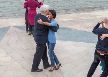 Paris'te Seine Nehri'nin üzerinde yaşlı insanlar dans eşleştirilmiş. Fransa. 14 Nisan 2018 