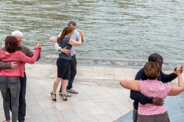 Paris'te Seine Nehri'nin üzerinde yaşlı insanlar dans eşleştirilmiş. Fransa. 14 Nisan 2018 