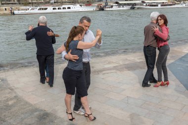 Paris'te Seine Nehri'nin üzerinde yaşlı insanlar dans eşleştirilmiş. Fransa. 14 Nisan 2018 