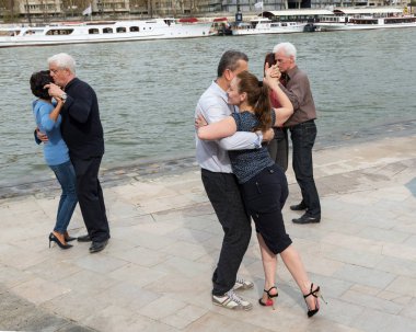 Paris'te Seine Nehri'nin üzerinde yaşlı insanlar dans eşleştirilmiş. Fransa. 14 Nisan 2018 