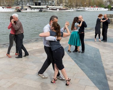 Paris'te Seine Nehri'nin üzerinde yaşlı insanlar dans eşleştirilmiş. Fransa. 14 Nisan 2018 